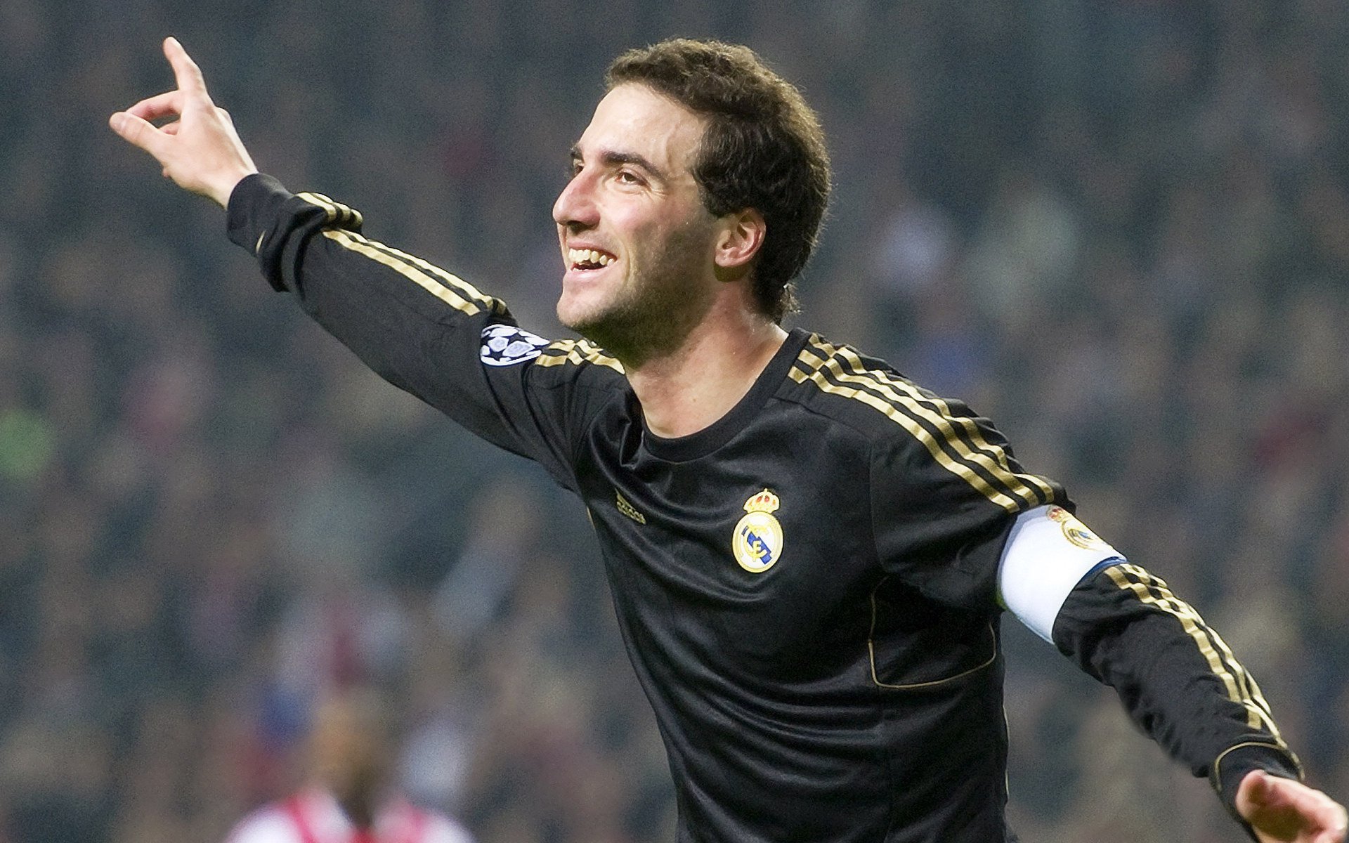 全球足球盛会推动足球文化的交流与融合，影响深远，世界足球文化